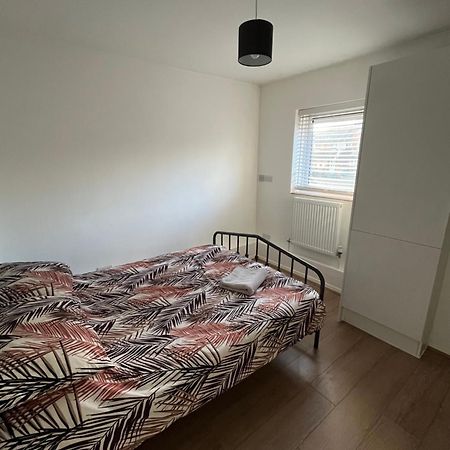 Apartamento Immaculate 2 Bed Flat With Free Parking! Watford  Exterior foto